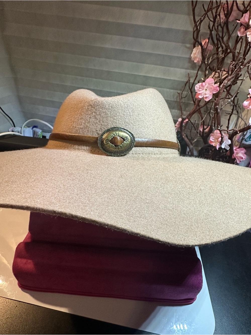 D&Y Beige Felt Fedora with Leather Band and Concho